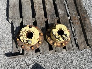John Deere 8 Bolt Hub Set 86mm Axle L36029E - CP1513